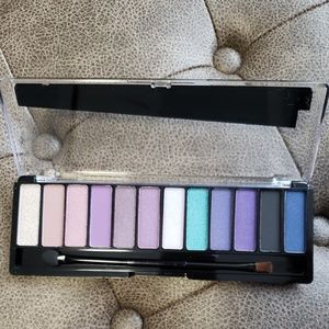 NEW * NEVER USED * MAYBELLINE eyeshadow pallate!!